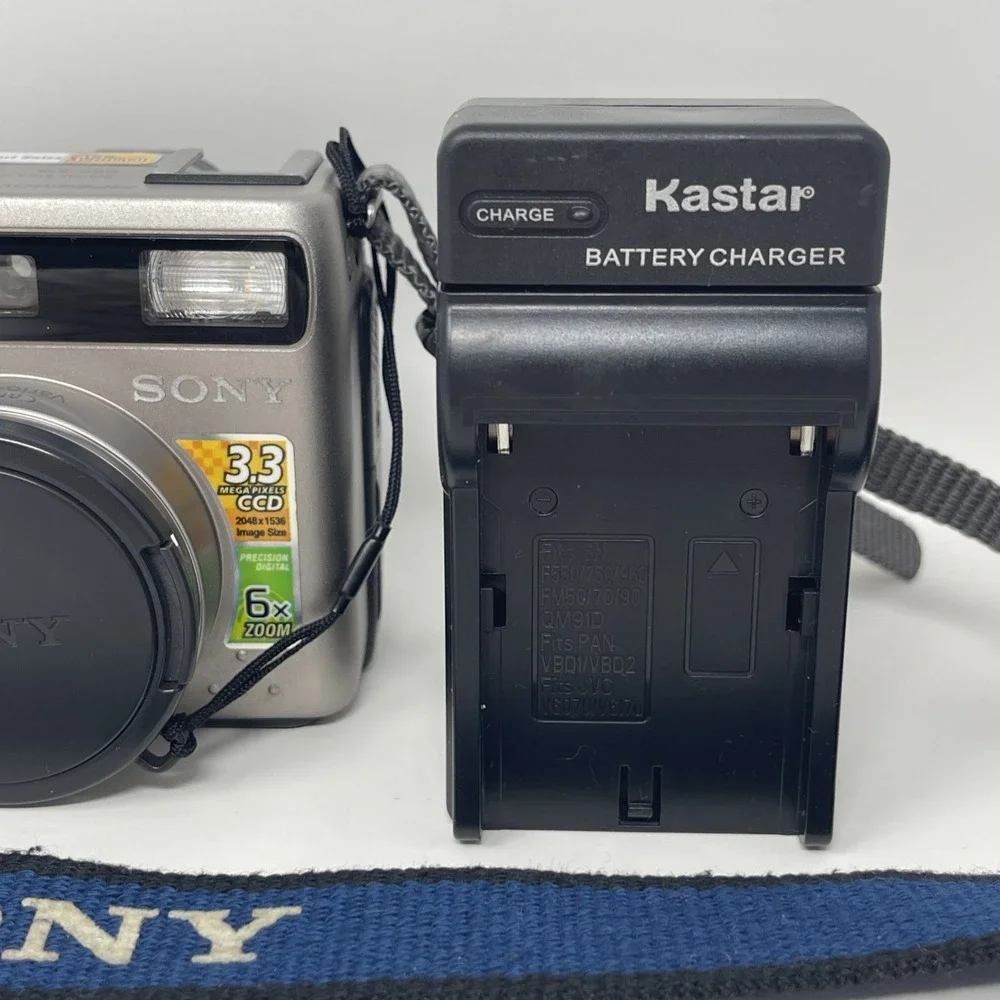 Sony Silver Cyber shot Camera DSC-S75 Carl Zeiss MPEGmovieEX New battery/charger